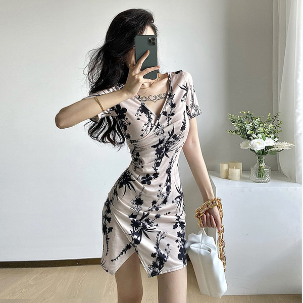 Lühike spitsikaelusega naiste kleit lühikeste varrukatega