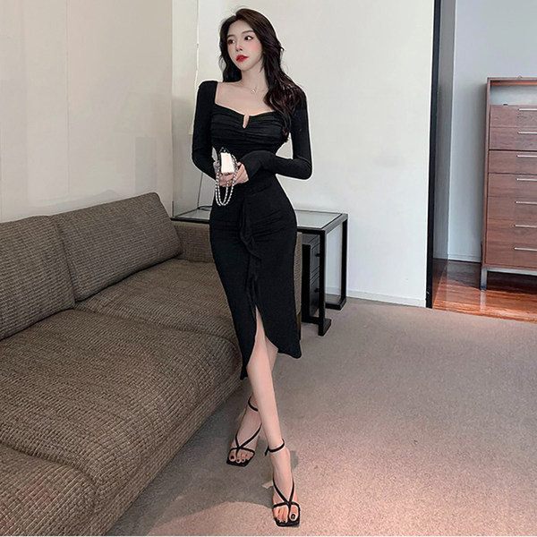 Kandilise dekoltee ja lipsudega naiste kleit