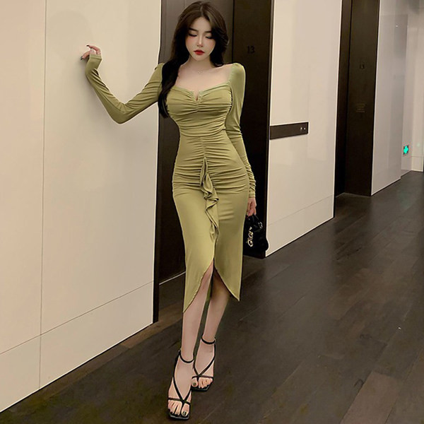 Kandilise dekoltee ja lipsudega naiste kleit