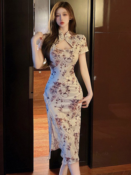 Lühikeste varrukate ja lillemotiividega pikk kleit