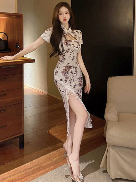 Lühikeste varrukate ja lillemotiividega pikk kleit