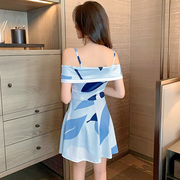 Naiste vabaaja kleit paljaste õlgadega