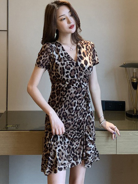 Μοντέρνο γυναικείο φόρεμα με κοντομάνικο animal print