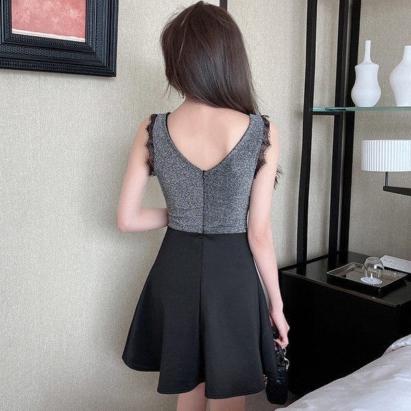 Lühike spitsikaelusega naiste kleit - kolme värvi