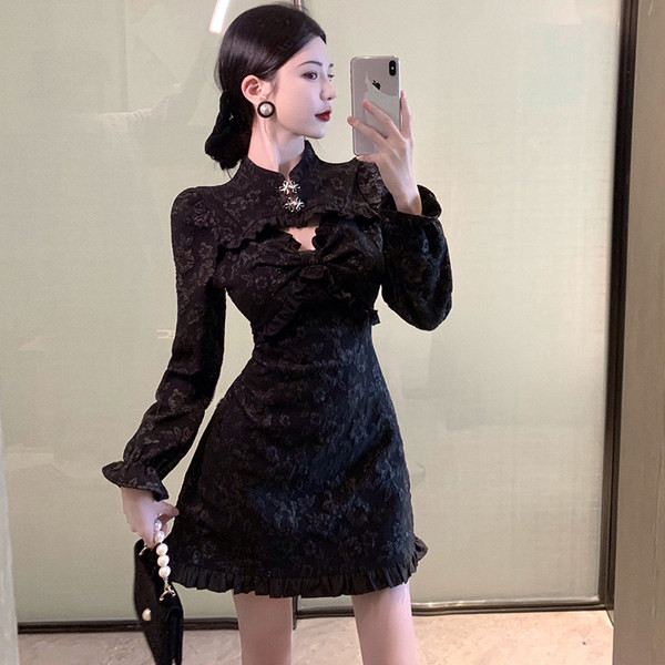 Must naiste kleit kõrge krae ja nööpidega