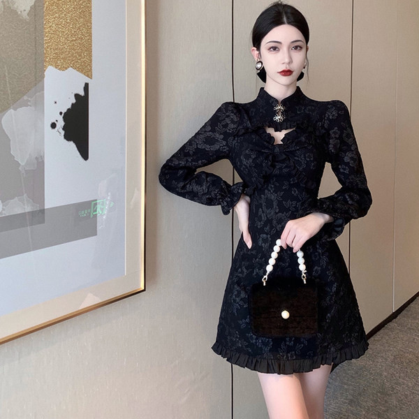 Must naiste kleit kõrge krae ja nööpidega