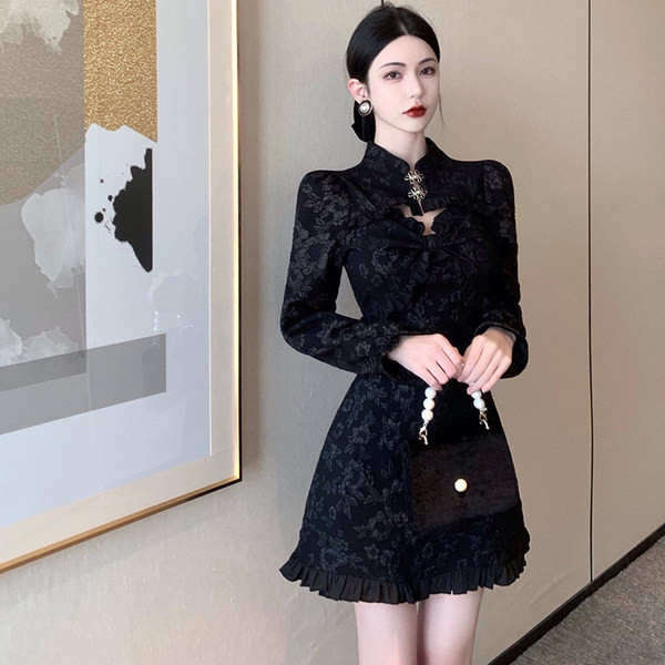 Must naiste kleit kõrge krae ja nööpidega