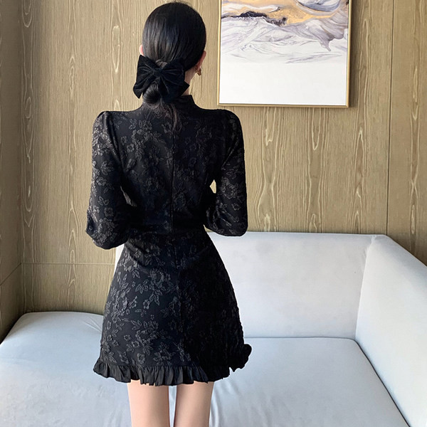 Must naiste kleit kõrge krae ja nööpidega