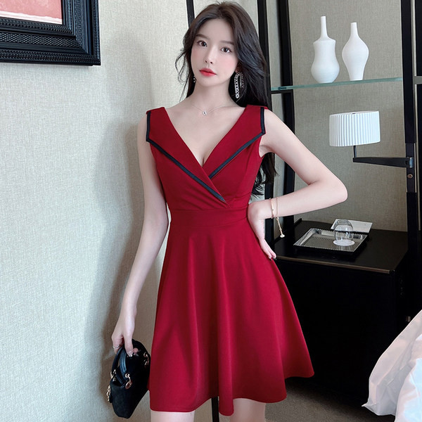 Uut mudelit mitmes värvitoonis spitsikaelusega naiste kleit