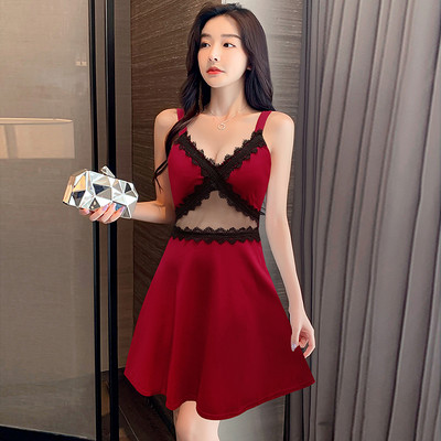 Peenikeste rihmade ja pitsiga naiste kleit