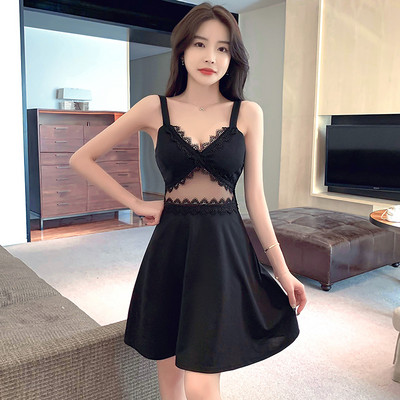 Peenikeste rihmade ja pitsiga naiste kleit