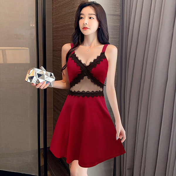 Peenikeste rihmade ja pitsiga naiste kleit