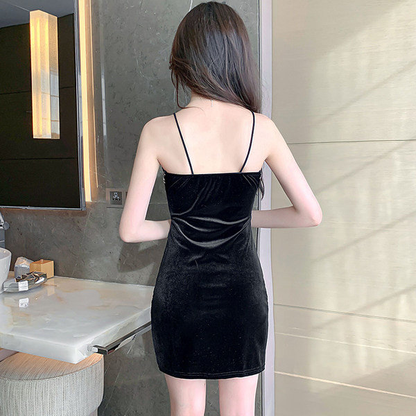 Lühike loomatrükis ja õhukeste rihmadega naiste kleit