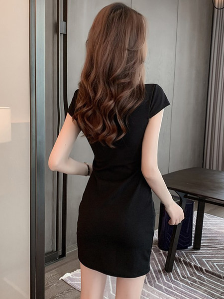 Lühike asümmeetriline kuldsete nööpidega kleit