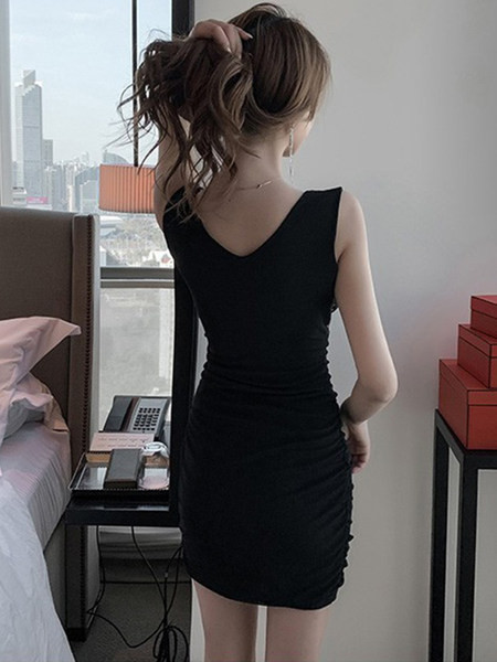 Naiste liibuv kleit sügava kaelusega