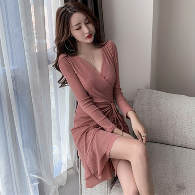 Naiste liibuv kleit ülekande ja vöökoha lipsudega