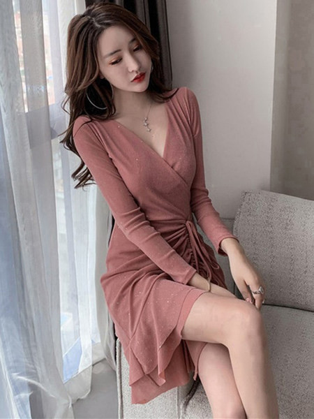 Naiste liibuv kleit ülekande ja vöökoha lipsudega