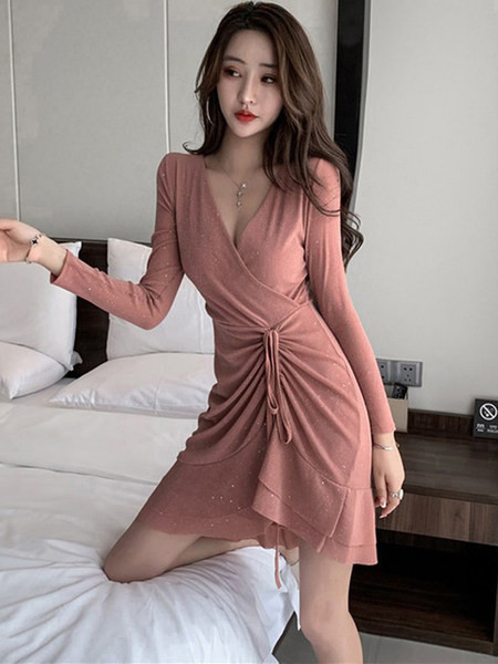 Naiste liibuv kleit ülekande ja vöökoha lipsudega