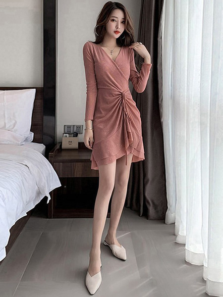 Naiste liibuv kleit ülekande ja vöökoha lipsudega