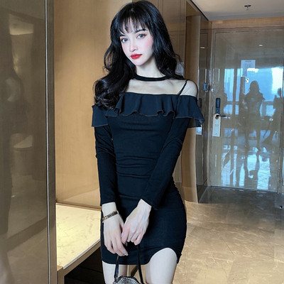 Stiilne lokkide ja paljaste õlgadega kleit