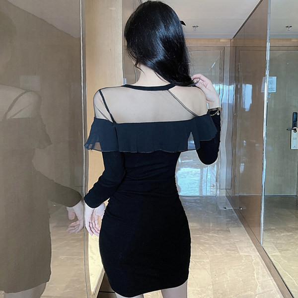 Stiilne lokkide ja paljaste õlgadega kleit