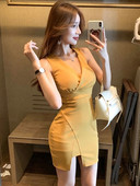 Asümmeetrilise mudeli naiste kleit spits-kaelusega - kollast värvi