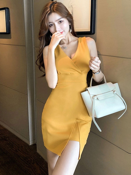 Asümmeetrilise mudeli naiste kleit spits-kaelusega - kollast värvi