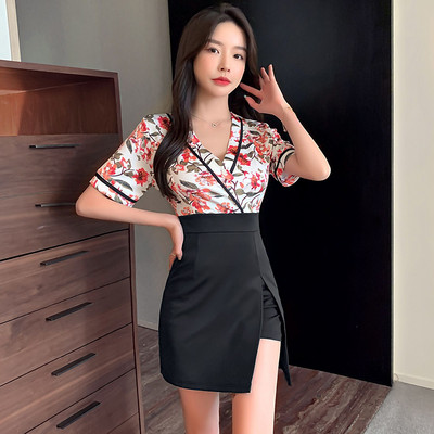 Stiilne lõhikuga naiste kleit