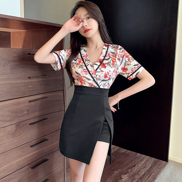 Stiilne lõhikuga naiste kleit