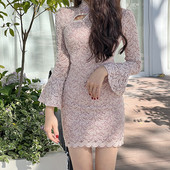 Naiste liibuv lootosevarrukatega pitskleit