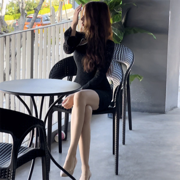 Naiste liibuv lootosevarrukatega pitskleit