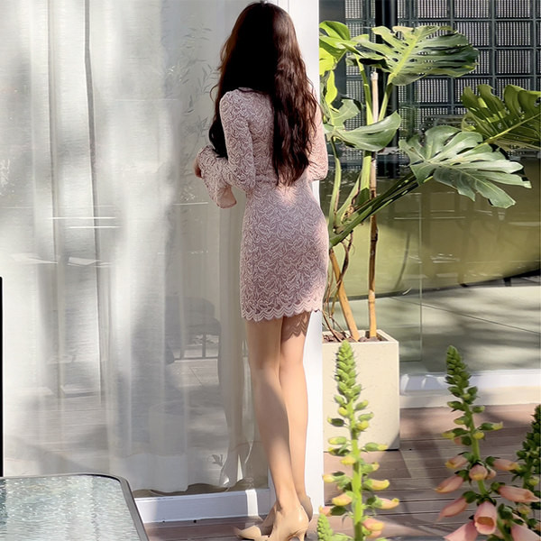 Naiste liibuv lootosevarrukatega pitskleit