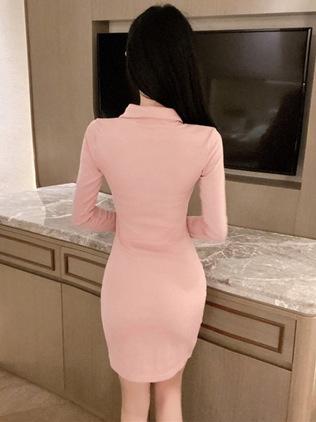 Klassikalise krae ja nööpidega vabaaja naiste kleit