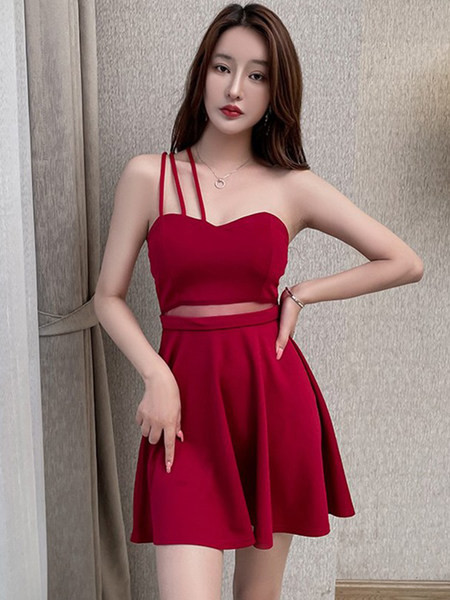 Naiste peenikeste rihmade ja väljalõigetega kleit