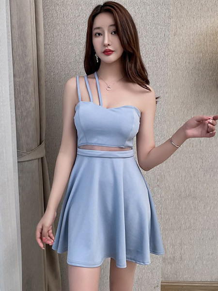 Naiste peenikeste rihmade ja väljalõigetega kleit