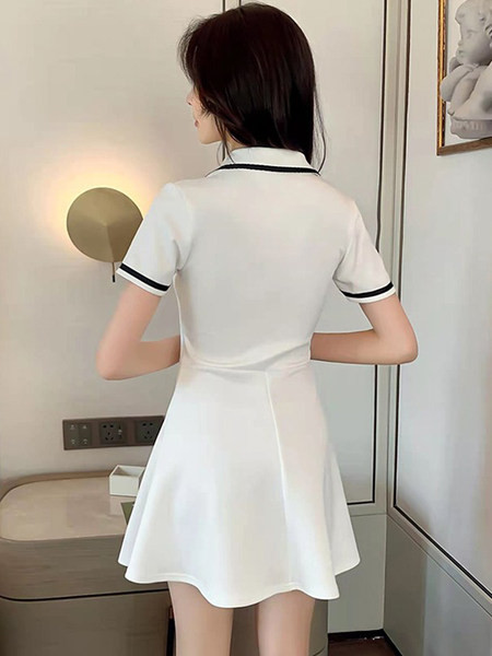 Lühike suvine kleit kaeluses lukuga