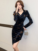 Asümmeetrilise mudeli naiste kleit spits-kaelusega