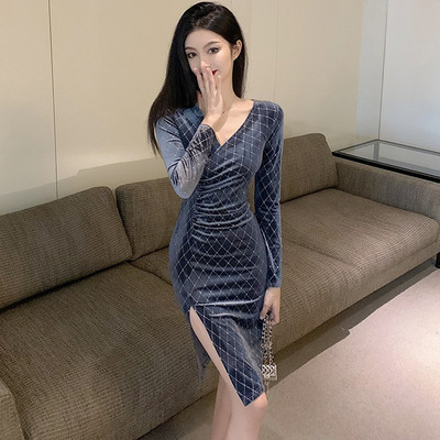 Liibuv naiste kleit lõhikuga