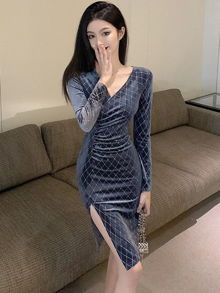 Liibuv naiste kleit lõhikuga