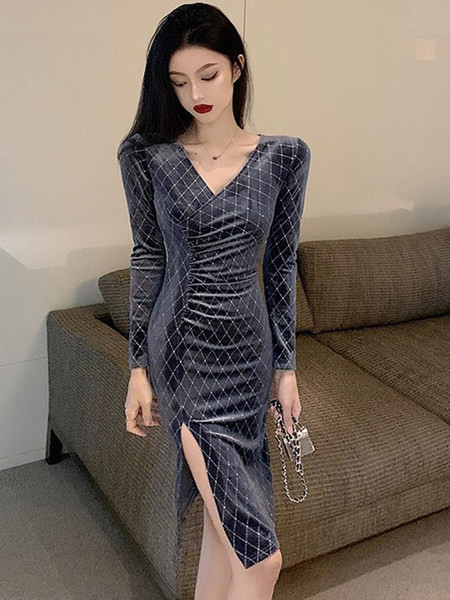 Liibuv naiste kleit lõhikuga