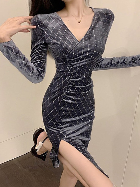 Liibuv naiste kleit lõhikuga