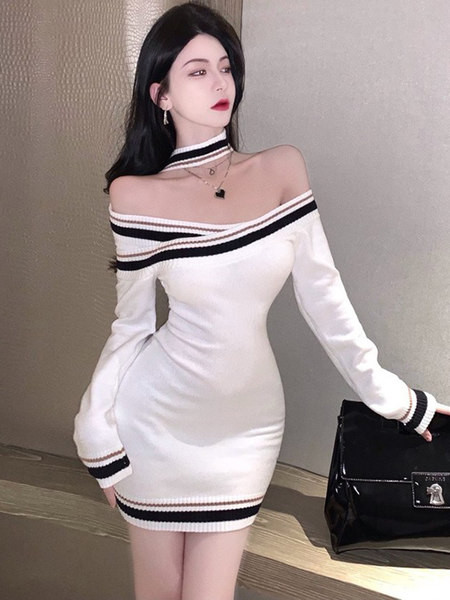 Valge paljaste õlgadega naiste kleit