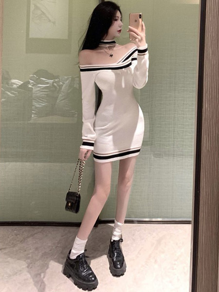 Valge paljaste õlgadega naiste kleit