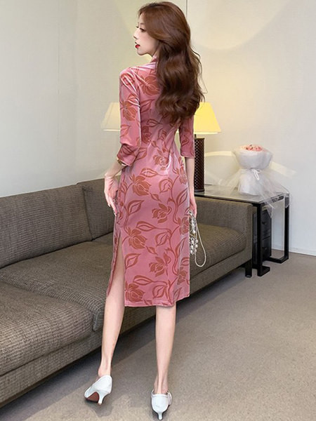 Naiste pikk kleit kõrge krae ja pikkade varrukatega