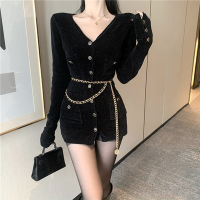 Κοντό εφαρμοστό φόρεμα με κουμπιά