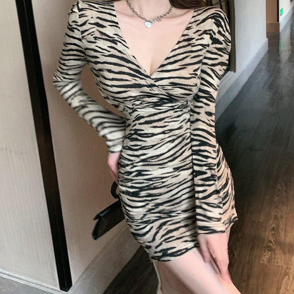 Lühike liibuv, loomatrükiga kleit