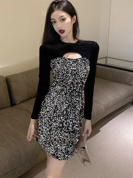 Naiste läikiv pikkade varrukatega kleit