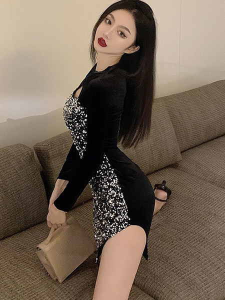 Naiste läikiv pikkade varrukatega kleit