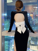 Palja selja ja paelaga naiste kleit