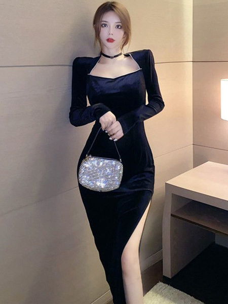 Palja selja ja paelaga naiste kleit